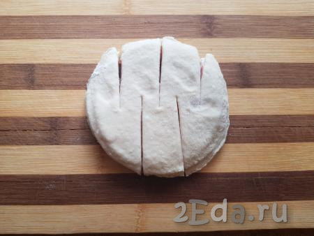 На булочке сделать ножом 5 глубоких разрезов (3 разреза сверху и 2 разреза между ними, как на фото).