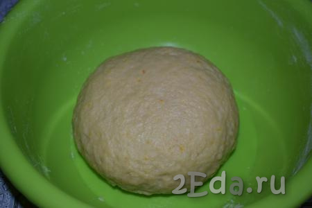 Затем начинаем месить тесто руками. Вымешиваем тесто, примерно, 7-8 минут (до получения гладкого, упругого шара). Накрываем тесто плёнкой и отправляем в тёплое место на расстойку, примерно, на 1 час.