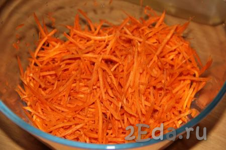 Натереть очищенную морковь на тёрке для корейской моркови, выложить в глубокую миску.