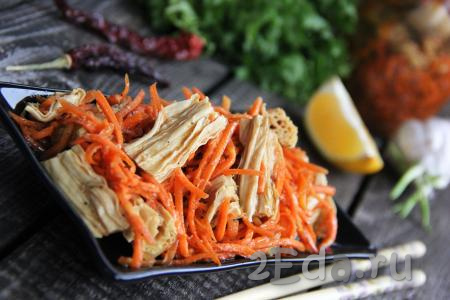 Салат, приготовленный из соевой спаржи с морковью по-корейски, получается и ярким, и очень вкусным. Эта пикантная холодная закуска несомненно понравится многим!