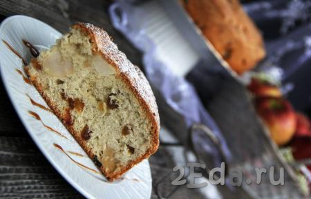 Пирог можно перед подачей посыпать сахарной пудрой. Аппетитную, очень вкусную, воздушную шарлотку с яблоками и изюмом нарезать на кусочки и подать к чаю.