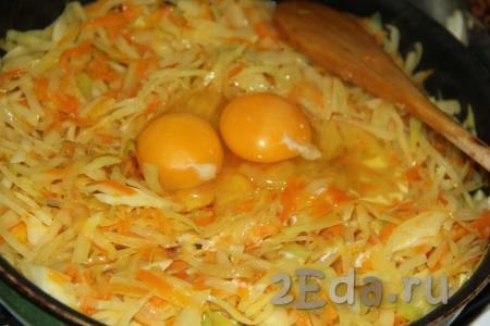 Когда жареная капуста станет мягкой (будет готова), добавить в сковороду яйца.
