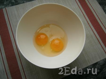 Для замешивания блинного теста нужно разбить в миску 2 яйца, всыпать соль.