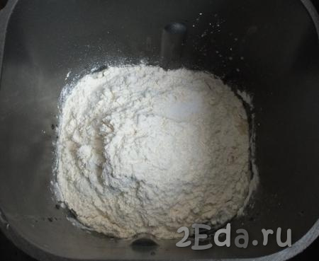 За то время, пока настаивается фарш, сделайте тесто. Его можно замесить либо в хлебопечке (при её наличии), либо вручную. Если тесто замешивать в хлебопечке, тогда нужно заложить продукты, согласно инструкции к вашей технике (я влила в хлебопечку вначале воду комнатной температуры и масло, затем вбила яйцо и всыпала муку и соль), включить программу "Тесто" на 20 минут, по прошествии времени тесто можно доставать из ведёрка хлебопечки. Для того чтобы замесить тесто вручную, в миску налейте воду комнатной температуры, добавьте соль, яйца и перемешайте, затем всыпьте муку и начните замешивать тесто, как только оно начнёт собираться в комок, добавьте растительное масло и вымешивайте, пока не образуется упругий шар.