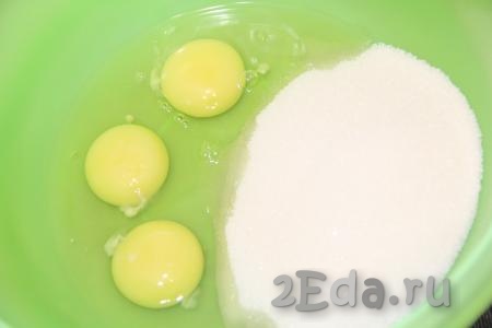 В глубокую форму вбить 3 яйца, добавить сахар и ванильный сахар.