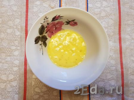Для смазывания булочек в глубокую тарелку разбить 1 яйцо и взбить его венчиком.