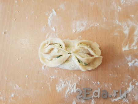 Соединить расправленные уголки между собой (как на фото). Аналогично сформировать все булочки с творогом и сыром из дрожжевого теста.