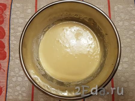 Взбить миксером муку с яично-сметанной массой до однородности, в результате получится тесто, напоминающее достаточно густую сметану.