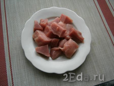Мякоть свинины (или другое мясо) вымыть, обсушить и нарезать на кусочки.