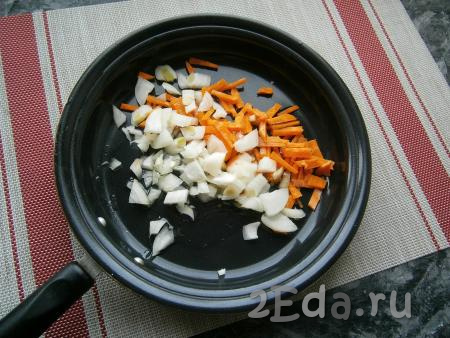 Одну луковицу очистить и нарезать небольшими кусочками, а очищенную морковку нарезать соломкой (или брусочками), выложить в сковороду с растительным маслом.