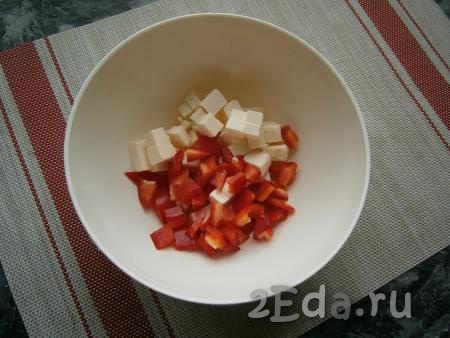 Сладкий болгарский перец тоже нарезать небольшими кубиками. Выложить нарезанные сыр и перец в миску.