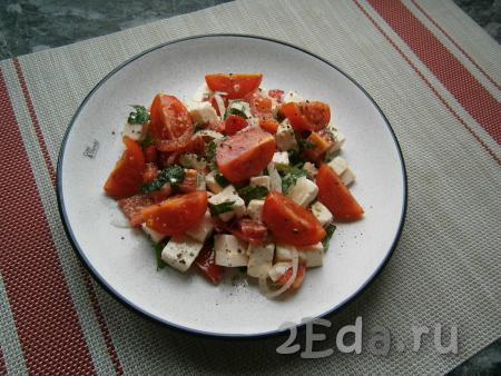 На тарелку (или в салатник) выложить салат, сверху разместить дольки помидоров (черри разрезать на 2-4 части). Посыпать салат свежемолотым чёрным перцем.