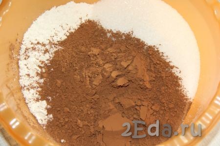 Для приготовления шоколадного бисквита в глубокой миске соединить муку, сахар, какао, соль, хорошо перемешать.