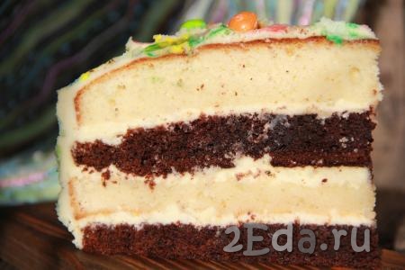 Бисквитный торт с чиз кремом, приготовленный по этому рецепту, получился очень вкусным и нежным. Вот так тортик выглядит в разрезе. 