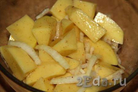 Добавить к картошке с луком соль и специи по вкусу.