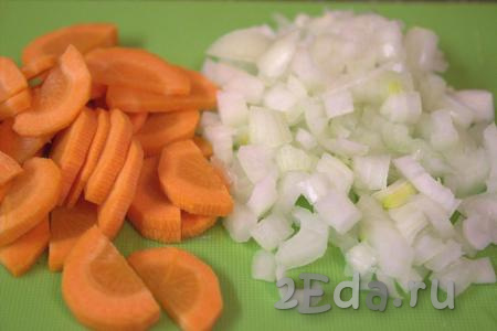 Морковь нарезать полукольцами. Нарезать репчатый лук на мелкие кубики.