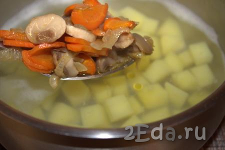 Когда картофель будет практически готов (станет достаточно мягким), добавить в кастрюлю обжаренные морковь, лук и шампиньоны.
