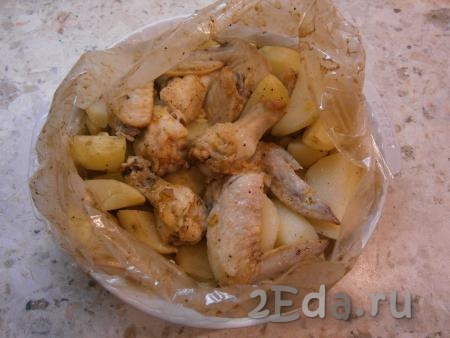 Отправить рукав в разогретую до 180 градусов духовку на 1 час. Если хотите, чтобы картофель с курицей зарумянились, за 15 минут до окончания приготовления разрежьте сверху рукав.