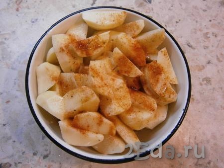 Картошку очистить, разрезать её на 4 части, посыпать специями для картофеля, посолить, влить растительное масло, перемешать, оставить минут на 10.