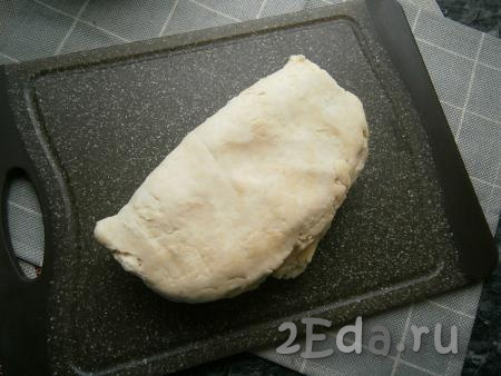 Если готовое слоеное тесто заморожено - разморозить его.