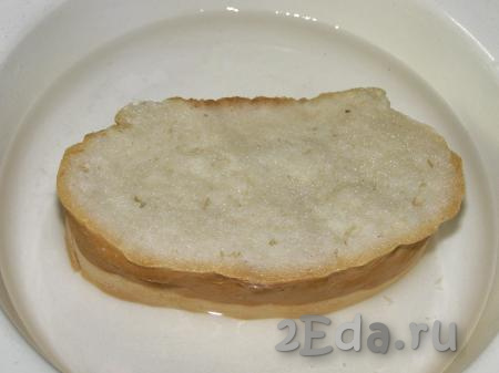 Кусочек белого сухого хлеба размачиваем в небольшом количестве тёплой воды.