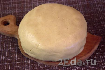 Песочное тесто получится мягким, нежным, не липнущим к рукам, сформировать его в шар, завернуть в пищевую плёнку и на 1 час поместить в холодильник.