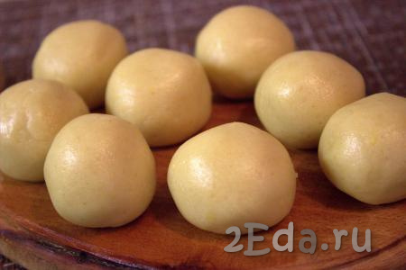 По прошествии времени тесто разделить на шарики размером с грецкий орех (весом, примерно, 20-21 грамм).