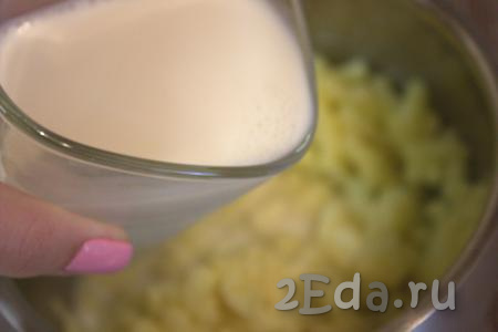 Молоко довести до кипения (я подогрела молоко в микроволновой печке). Небольшими порциями вливать горячее молоко в картофельное пюре и перемешивать (тем самым регулируя густоту пюре).