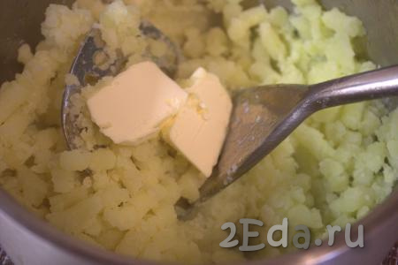 Когда картошка сварится, слить воду, а затем с помощью толкушки размять картофелины, добавить сливочное масло, снова размять.