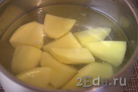 Поместить картошку в подходящую по размерам кастрюлю, залить холодной водой так, чтобы вода полностью покрывала картофель.