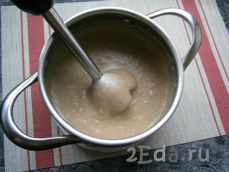 Горячий суп пюрировать погружным блендером до однородной, бархатистой консистенции. 