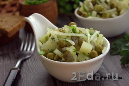 Очень вкусный, сытный салат, приготовленный с картошкой, солёными огурцами и горошком, можно сразу подавать к столу. Обязательно приготовьте этот салатик, тем более, что его можно кушать даже в Пост.