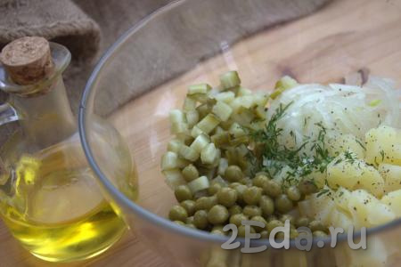 Влить в салат нерафинированное растительное (или оливковое) масло, перемешать.