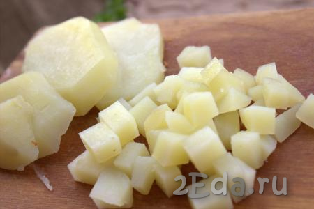 Запечённый картофель остудить, очистить и нарезать на кубики среднего размера.