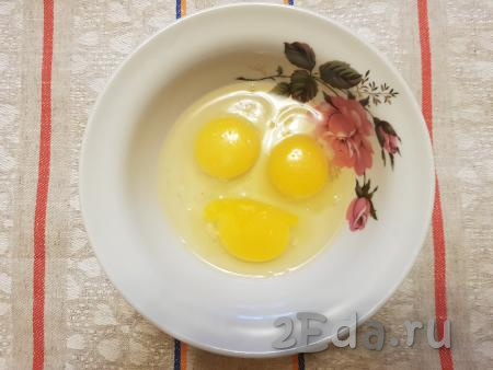 В глубокую тарелку вбить яйца и посолить их по вкусу.