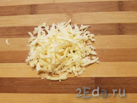 Твёрдый сыр натереть на крупной тёрке.