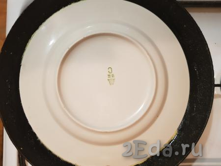 Затем сверху накрыть яичницу с лавашом плоской тарелкой (диаметр тарелки должен совпадать с диаметром яичницы).