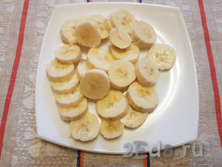 Нарезать очищенный банан на тонкие кружочки.