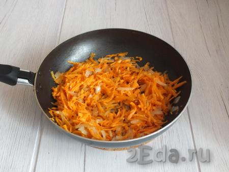 К обжаренному луку добавьте натёртую на крупной тёрке очищенную морковь и 3 столовые ложки растительного масла. Помешивая, обжаривайте в течение 5 минут.