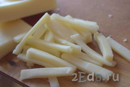 Сыр нарезать тонкими полосками.