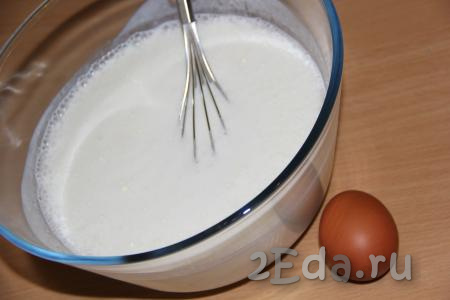 Кефирная смесь увеличится в объёме. В смесь кефира и соды добавить соль, яйцо и сахар, перемешать венчиком.