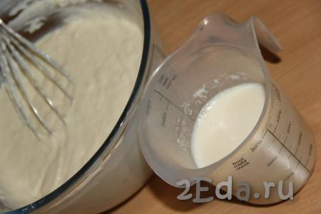 Молоко довести до кипения, а затем тонкой струйкой влить его в тесто, непрерывно и тщательно перемешивая.