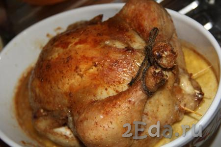 Запекать курицу, фаршированную хлебом, в разогретой духовке при температуре 200 градусов, примерно, 1,5 часа.