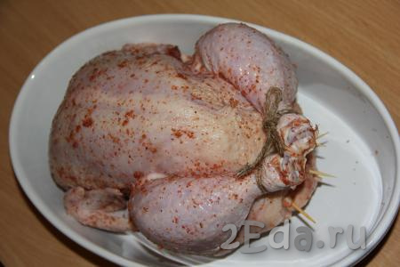 Ножки курицы можно связать. Переложить фаршированную курицу в жаропрочную форму, предварительно смазанную растительным маслом.