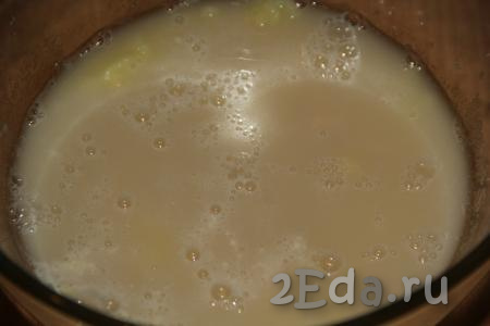 По прошествии времени опара запенится, вылить её в картофельную массу, добавить сахар и соль.