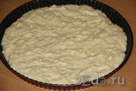 Готовое тесто перемешать ложкой и переложить в форму, смазанную маслом. Распределить тесто по форме (у меня круглая форма диаметром 24 см).