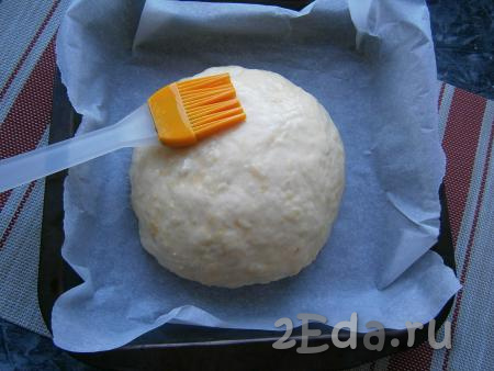 Далее тесто обмять и сформировать шар, который разместить на противне (или в форме для выпечки), застеленном бумагой. Смазать картофельный хлеб взбитым яйцом.