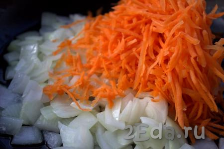 Вымыть и почистить морковь и лук. Морковку натереть на тёрке среднего размера, а лук нарезать на кубики среднего размера.