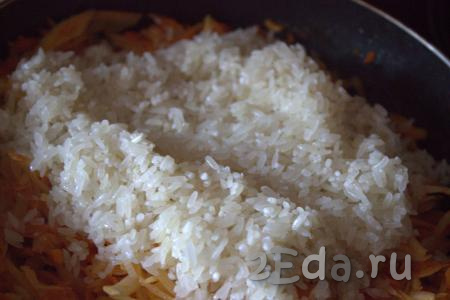 Добавить промытый рис в сковороду к овощам.