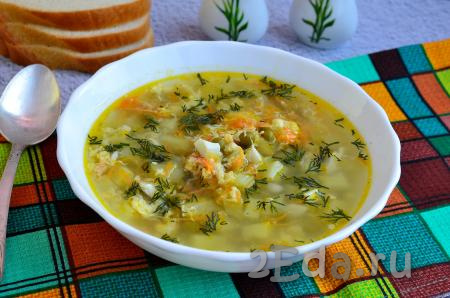 Очень вкусный, достаточно сытный суп с яйцами и консервированным зелёным горошком подать к столу в горячем виде, посыпав зеленью.